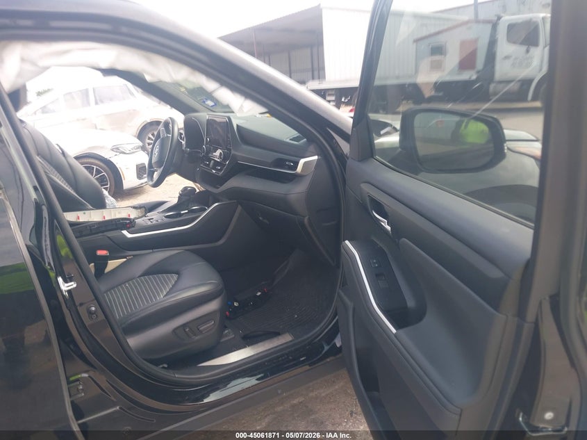 2023 Toyota Highlander VIN 5TDKDRAH2PS016875 IAAI salvage auction — SIDE, Salvage (Texas), sold $8,500 on 2026-07-31 (photo 5)