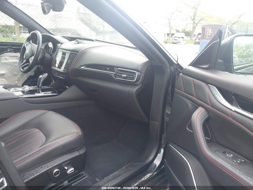2022 Maserati Levante VIN ZN661XUA2NX384668 IAAI salvage auction — SIDE, Salvage Title, sold $12,200 on 2026-07-11 (photo 5)