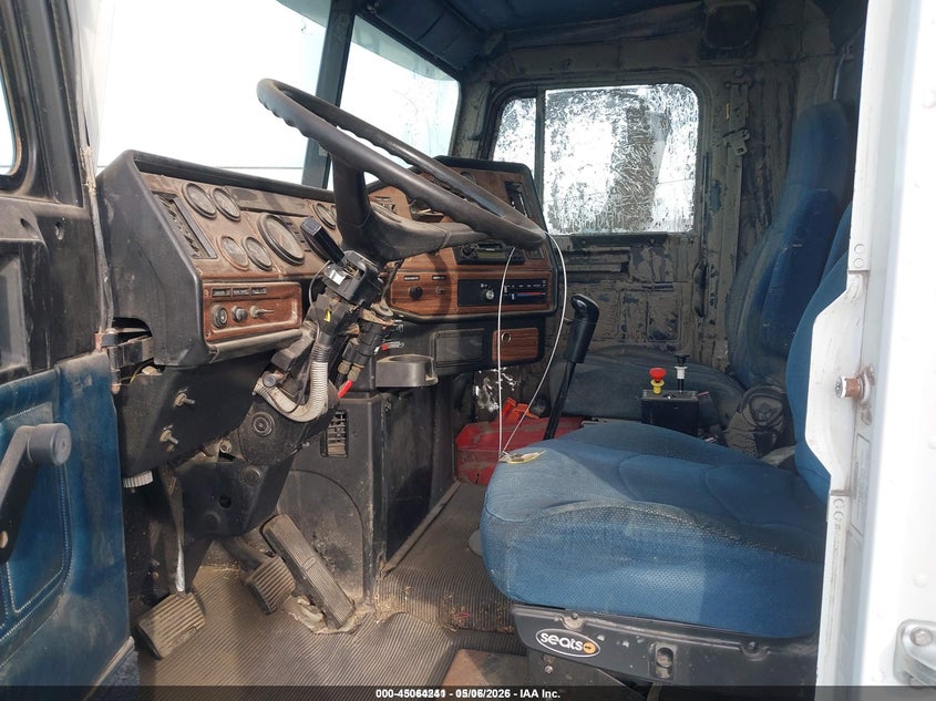 2000 Freightliner Conventional VIN 1FUYDCYB0YDG53958 IAAI salvage auction — FRONT END, Salvage (North Dakota), sold $4,300 on 2026-07-09 (photo 6)
