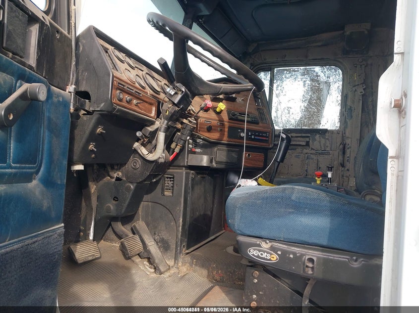 2000 Freightliner Conventional VIN 1FUYDCYB0YDG53958 IAAI salvage auction — FRONT END, Salvage (North Dakota), sold $4,300 on 2026-07-09 (photo 7)