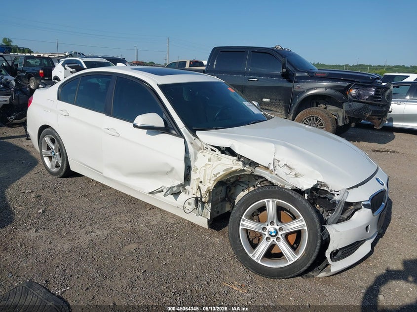 2013 BMW 3er VIN WBA3A5C54DF355400 IAAI salvage auction — RIGHT FRONT, Junk (Oklahoma), sold $1,000 on 2026-08-11 (photo 1)