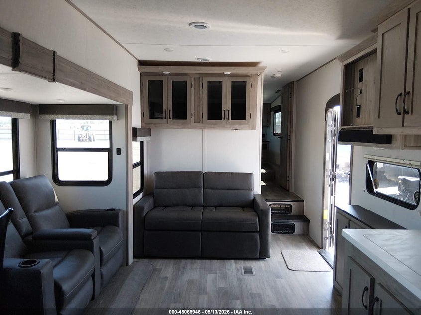 2025 Coachmen Other VIN 5ZT3CL2BXSA331930 IAAI salvage auction — HAIL, Regular Certificate (Iowa), sold $34,600 on 2026-07-15 (photo 5)