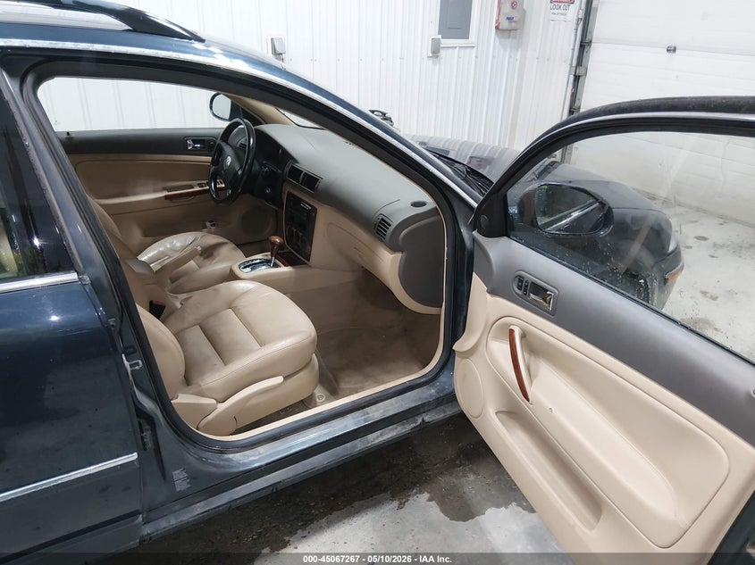 2005 Volkswagen Passat VIN WVWDD63B65E008572 IAAI salvage auction — NORMAL WEAR, Original (Alaska), sold $100 on 2026-07-17 (photo 5)