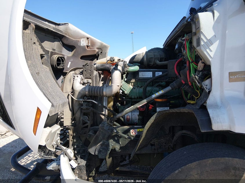 2022 Volvo VIN 4V4WC9EH0NN602612 IAAI salvage auction — SIDE, Wait Title, sold $10,700 on 2026-09-09 (photo 9)