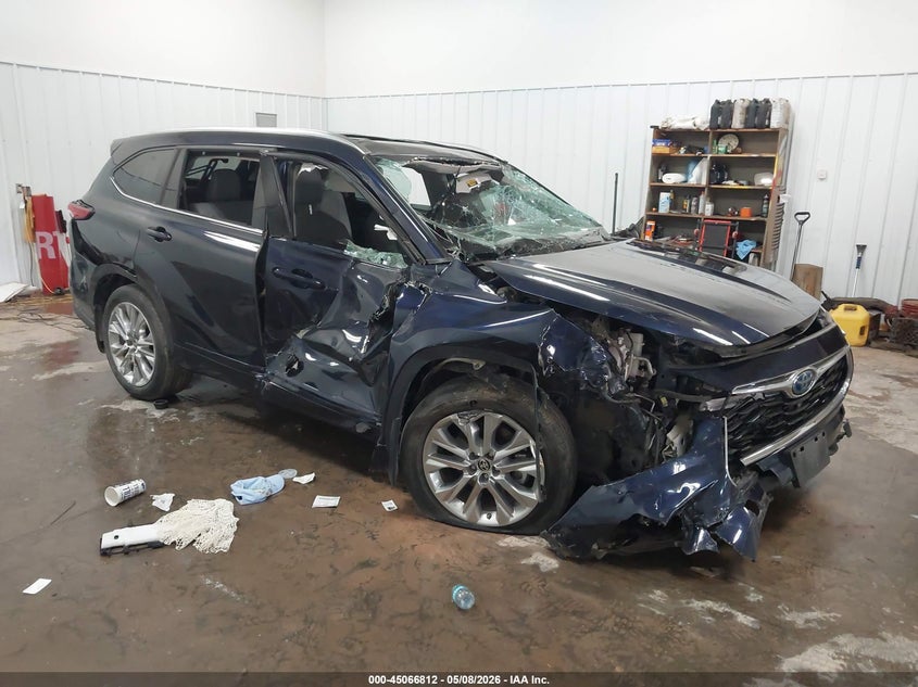 2021 Toyota Highlander VIN 5TDXBRCHXMS033704 IAAI salvage auction — ROLLOVER, Regular (South Dakota), sold $5,125 on 2026-07-07 (photo 1)