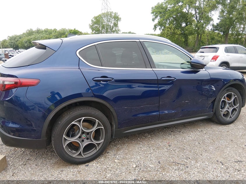 2018 Alfa romeo Stelvio VIN ZASFAKBN6J7B78880 IAAI salvage auction — RIGHT SIDE, Clear (Indiana), sold $3,200 on 2026-07-15 (photo 6)