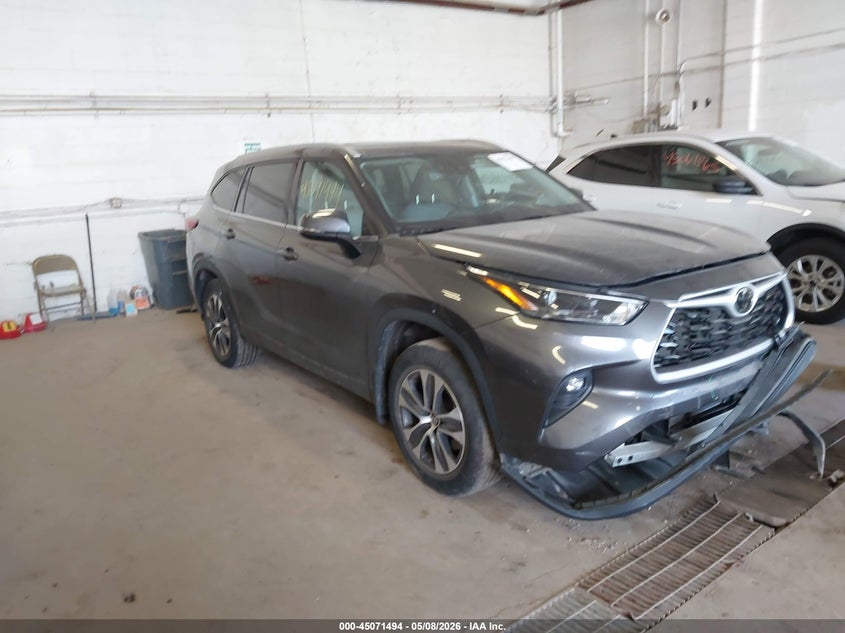 2022 Toyota Highlander VIN 5TDGZRBH0NS236986 IAAI salvage auction — FRONT & REAR, Salvage (Minnesota), sold $13,600 on 2026-07-29 (photo 1)