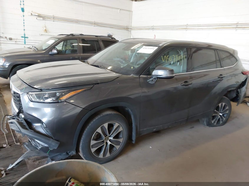 2022 Toyota Highlander VIN 5TDGZRBH0NS236986 IAAI salvage auction — FRONT & REAR, Salvage (Minnesota), sold $13,600 on 2026-07-29 (photo 2)