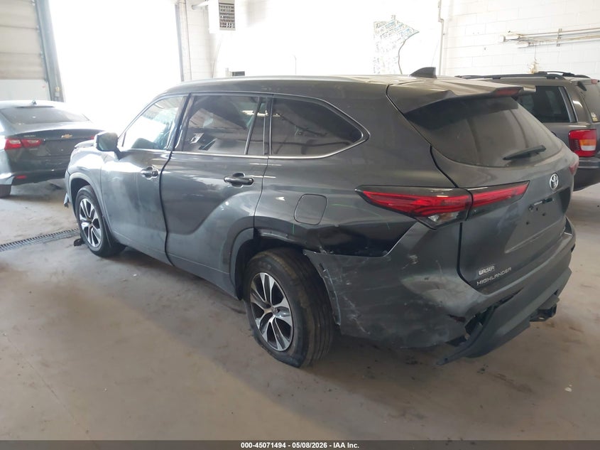 2022 Toyota Highlander VIN 5TDGZRBH0NS236986 IAAI salvage auction — FRONT & REAR, Salvage (Minnesota), sold $13,600 on 2026-07-29 (photo 3)
