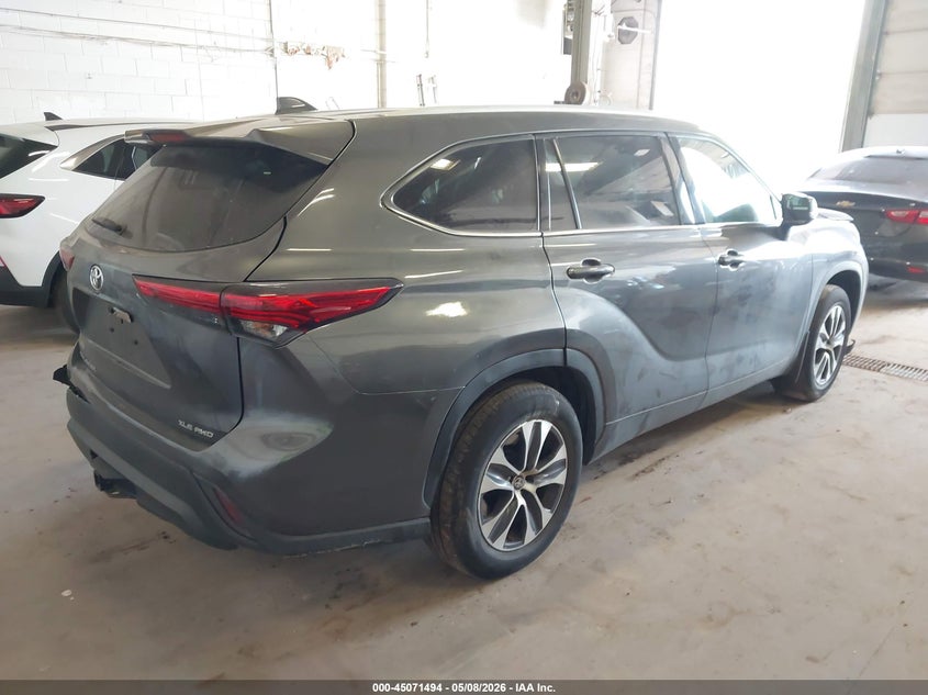 2022 Toyota Highlander VIN 5TDGZRBH0NS236986 IAAI salvage auction — FRONT & REAR, Salvage (Minnesota), sold $13,600 on 2026-07-29 (photo 4)