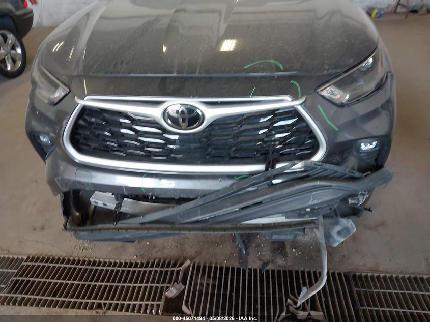 2022 Toyota Highlander VIN 5TDGZRBH0NS236986 IAAI salvage auction — FRONT & REAR, Salvage (Minnesota), sold $13,600 on 2026-07-29 (photo 6)