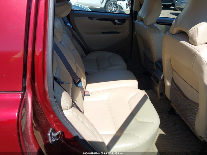 2001 Volvo V70 VIN YV1SZ58D111003501 IAAI salvage auction — NORMAL WEAR, Clear (Virginia), sold $675 on 2026-07-10 (photo 8)