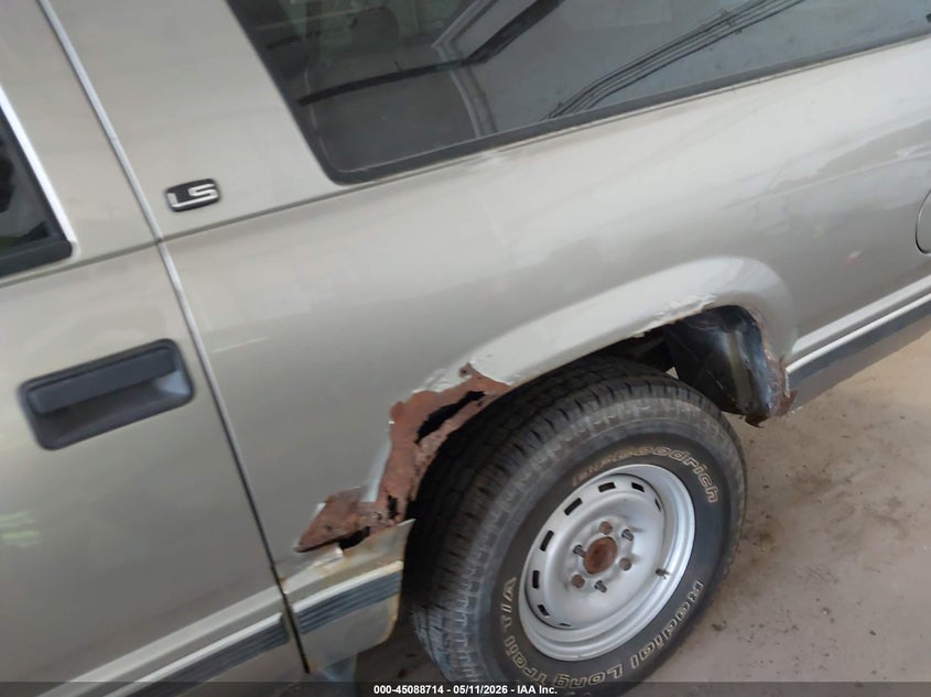 1999 Chevrolet Suburban 1500 VIN 3GNFK16R2XG204604 IAAI salvage auction — NORMAL WEAR, Clear (Minnesota), sold $475 on 2026-07-08 (photo 6)