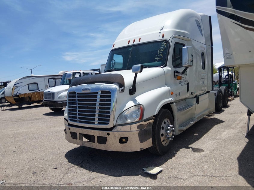 2018 Freightliner Cascadia 125 VIN 3AKJGLDR6JSJK2062 IAAI salvage auction — SIDE, Salvage (Arizona), sold $8,800 on 2026-07-08 (photo 2)
