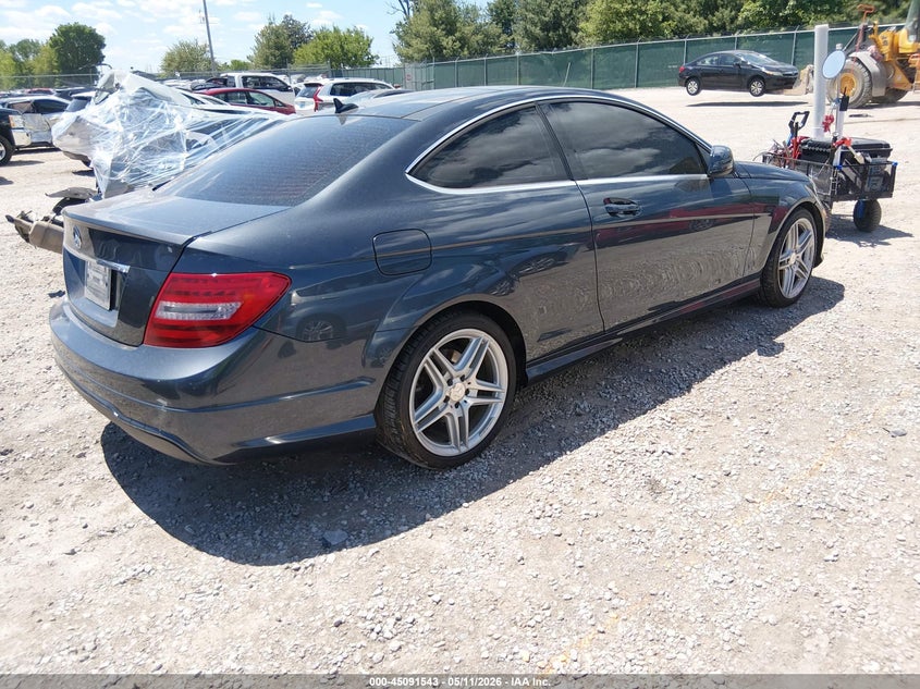 2013 Mercedes-benz C class VIN WDDGJ4HBXDG060671 IAAI salvage auction — NORMAL WEAR, Original (Kentucky), sold $25 on 2026-07-29 (photo 4)