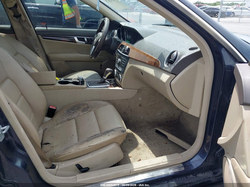 2013 Mercedes-benz C-klasse VIN WDDGF5HB8DA817352 IAAI salvage auction — LEFT SIDE, Clear (Florida), sold $1,000 on 2026-07-06 (photo 5)