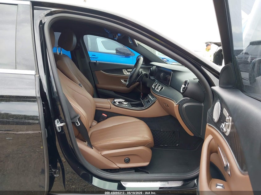 2020 Mercedes-benz E-klasse VIN WDDZF8DB1LA705250 IAAI salvage auction — WATER/FLOOD, Salvage (Texas), sold $8,175 on 2026-07-16 (photo 5)