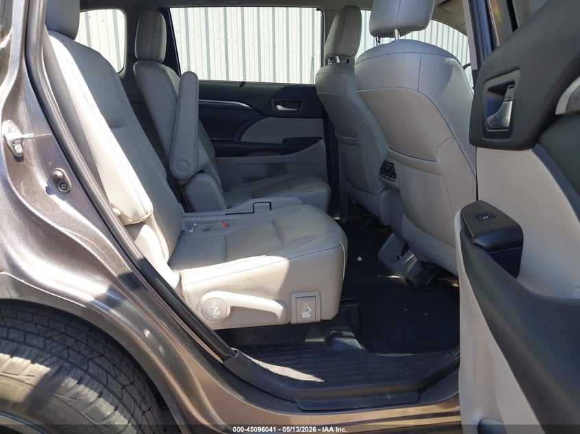2019 Toyota Highlander VIN 5TDDZRFH2KS933942 IAAI salvage auction — HAIL, Clear (Oklahoma), sold $13,500 on 2026-07-08 (photo 8)