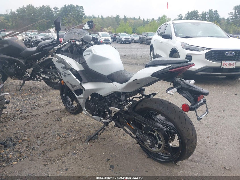 2025 Kawasaki Ninja VIN ML5EXGG16SDA53304 IAAI salvage auction — ALL OVER, Salvage (Massachusetts), sold $1,550 on 2026-07-14 (photo 3)