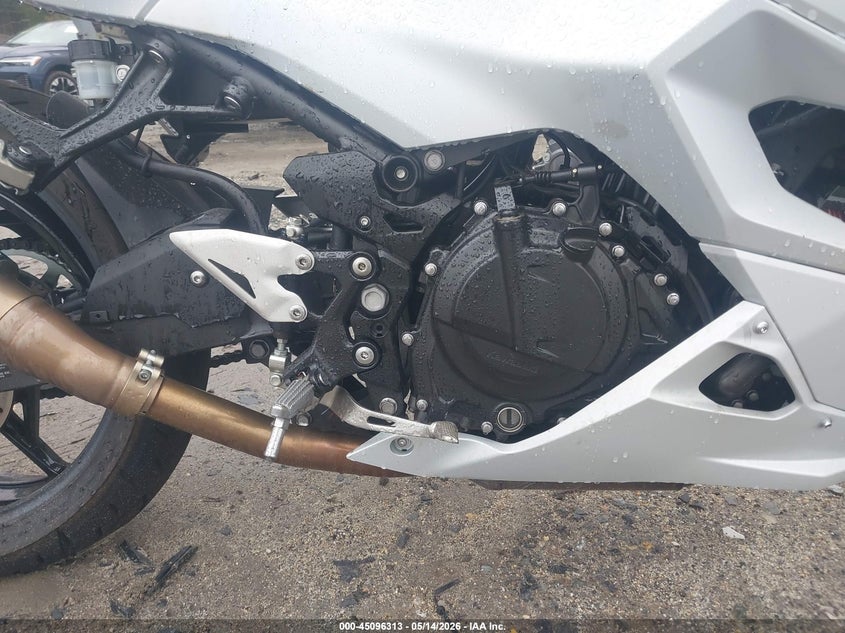2025 Kawasaki Ninja VIN ML5EXGG16SDA53304 IAAI salvage auction — ALL OVER, Salvage (Massachusetts), sold $1,550 on 2026-07-14 (photo 8)