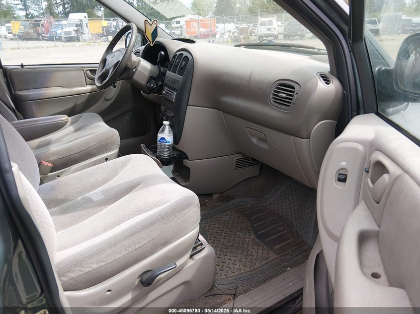 2002 Dodge Grand caravan VIN 2B4GT44L92R702227 IAAI salvage auction — NORMAL WEAR, Clear (Washington), sold $200 on 2026-07-08 (photo 5)