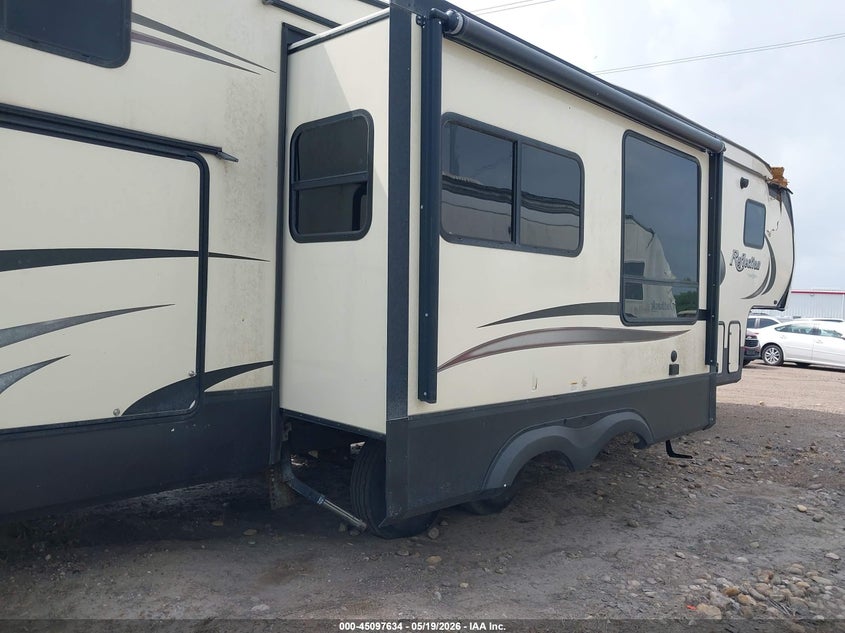 2019 Grand design Reflection VIN 573FR3828K3323701 IAAI salvage auction — ROLLOVER, Salvage (Texas), sold $2,900 on 2026-07-07 (photo 4)