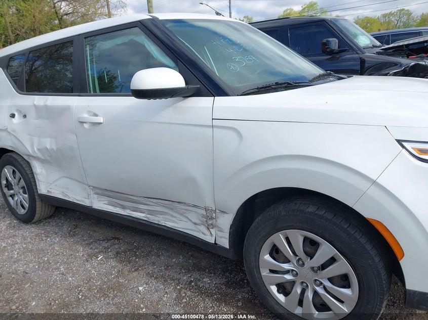 2020 Kia Soul VIN KNDJ23AU6L7703759 IAAI salvage auction — RIGHT SIDE, Clear (Michigan), sold $2,625 on 2026-08-19 (photo 6)