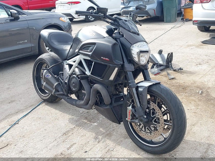 2015 Ducati Diavel VIN ZDM13BSW4FB020925 IAAI salvage auction — LEFT SIDE, Salvage (Kansas), sold $3,650 on 2026-08-12 (photo 1)