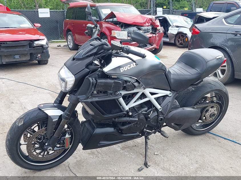 2015 Ducati Diavel VIN ZDM13BSW4FB020925 IAAI salvage auction — LEFT SIDE, Salvage (Kansas), sold $3,650 on 2026-08-12 (photo 2)