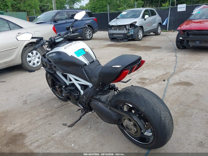 2015 Ducati Diavel VIN ZDM13BSW4FB020925 IAAI salvage auction — LEFT SIDE, Salvage (Kansas), sold $3,650 on 2026-08-12 (photo 3)