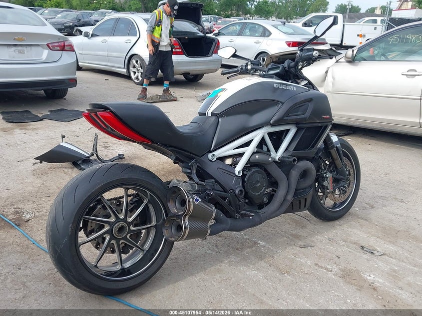 2015 Ducati Diavel VIN ZDM13BSW4FB020925 IAAI salvage auction — LEFT SIDE, Salvage (Kansas), sold $3,650 on 2026-08-12 (photo 4)