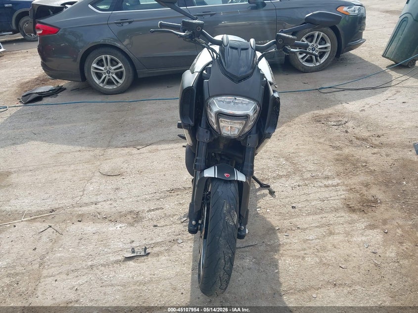 2015 Ducati Diavel VIN ZDM13BSW4FB020925 IAAI salvage auction — LEFT SIDE, Salvage (Kansas), sold $3,650 on 2026-08-12 (photo 5)