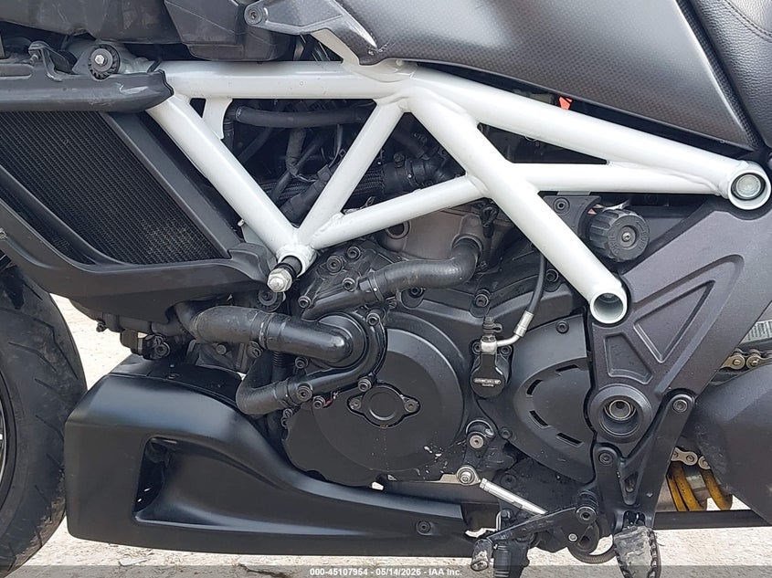 2015 Ducati Diavel VIN ZDM13BSW4FB020925 IAAI salvage auction — LEFT SIDE, Salvage (Kansas), sold $3,650 on 2026-08-12 (photo 9)