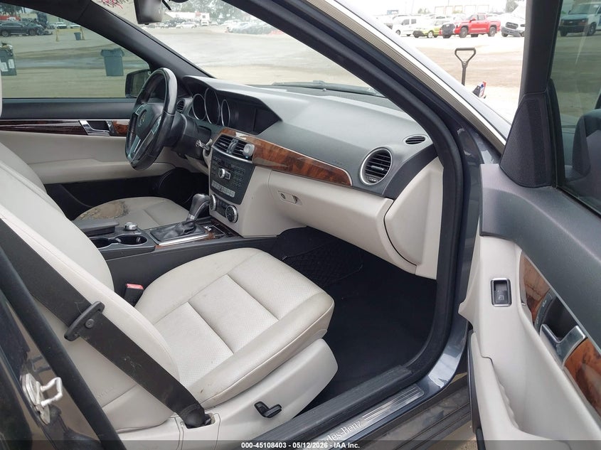 2014 Mercedes-benz C-klasse VIN WDDGF4HB5EA932986 IAAI salvage auction — REAR END, Salvage (California), sold $825 on 2026-07-17 (photo 5)