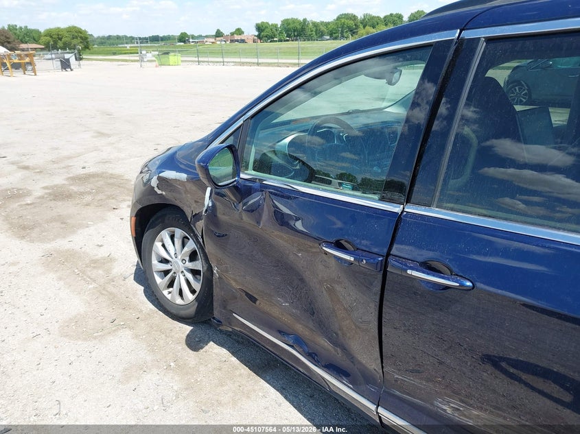 2017 Chrysler Pacifica VIN 2C4RC1BG2HR538330 IAAI salvage auction — LEFT SIDE, Salvage (Illinois), sold $2,150 on 2026-08-23 (photo 6)