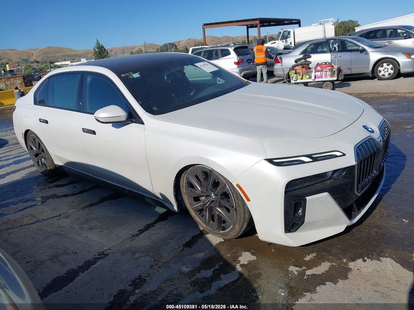 2025 BMW 7er VIN WBA43EH01SCV37923 IAAI salvage auction — RIGHT FRONT, Salvage (California), sold $55,000 on 2026-07-20 (photo 1)