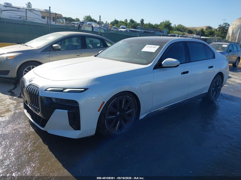 2025 BMW 7er VIN WBA43EH01SCV37923 IAAI salvage auction — RIGHT FRONT, Salvage (California), sold $55,000 on 2026-07-20 (photo 2)
