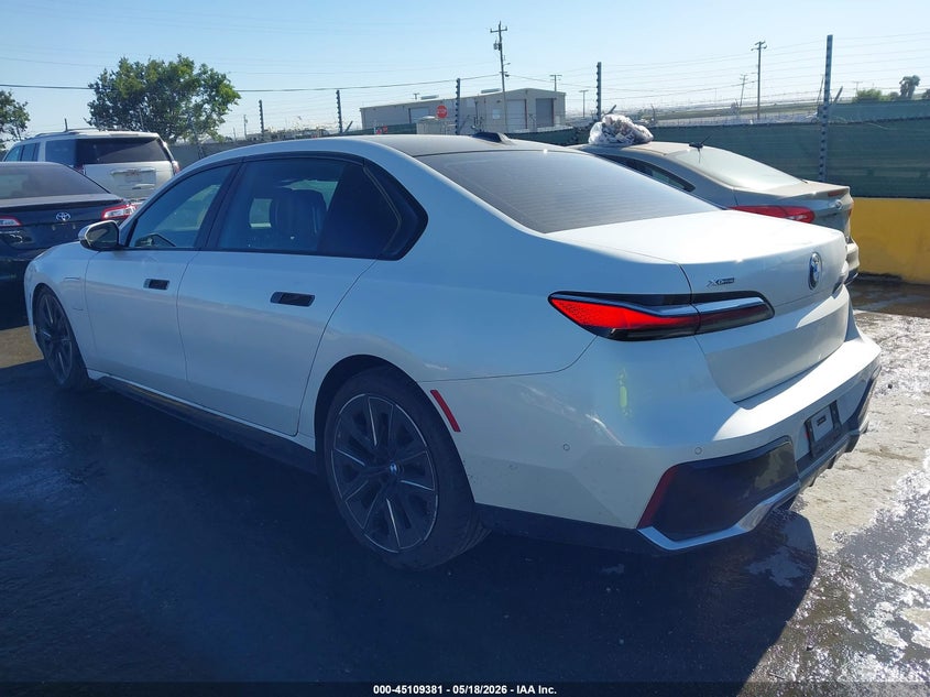 2025 BMW 7er VIN WBA43EH01SCV37923 IAAI salvage auction — RIGHT FRONT, Salvage (California), sold $55,000 on 2026-07-20 (photo 3)
