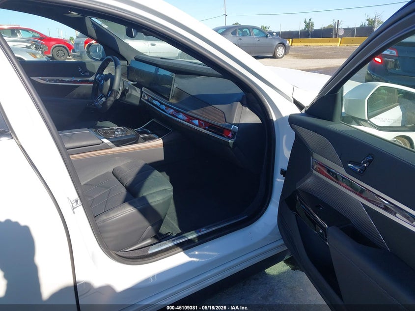 2025 BMW 7er VIN WBA43EH01SCV37923 IAAI salvage auction — RIGHT FRONT, Salvage (California), sold $55,000 on 2026-07-20 (photo 5)
