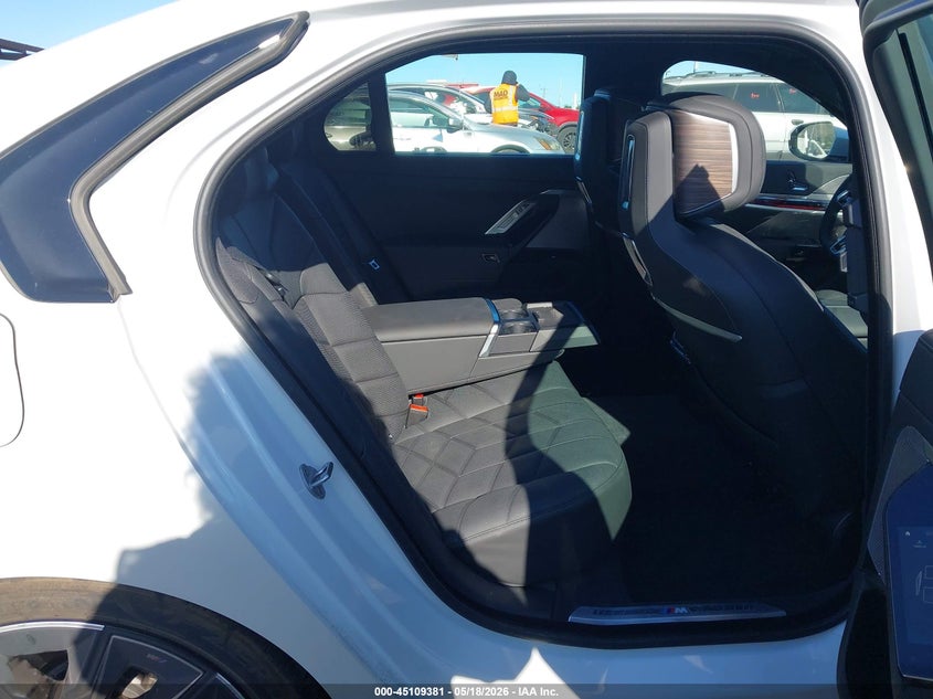 2025 BMW 7er VIN WBA43EH01SCV37923 IAAI salvage auction — RIGHT FRONT, Salvage (California), sold $55,000 on 2026-07-20 (photo 8)