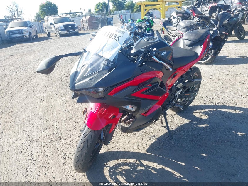 2025 Kawasaki Ninja VIN ML5EXGG12SDA68477 IAAI salvage auction — RIGHT FRONT, Salvage (California), sold $1,050 on 2026-07-28 (photo 2)