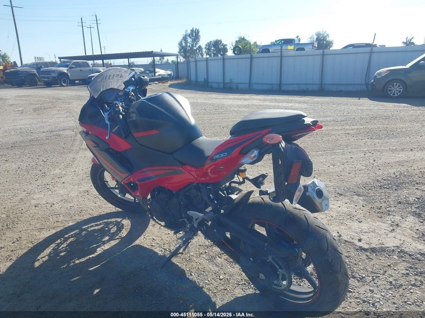 2025 Kawasaki Ninja VIN ML5EXGG12SDA68477 IAAI salvage auction — RIGHT FRONT, Salvage (California), sold $1,050 on 2026-07-28 (photo 3)