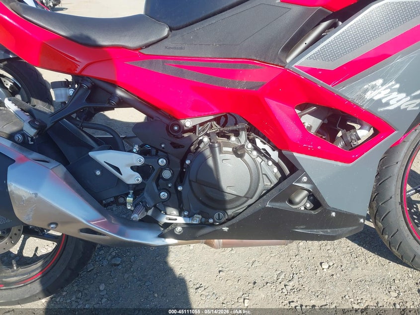 2025 Kawasaki Ninja VIN ML5EXGG12SDA68477 IAAI salvage auction — RIGHT FRONT, Salvage (California), sold $1,050 on 2026-07-28 (photo 8)