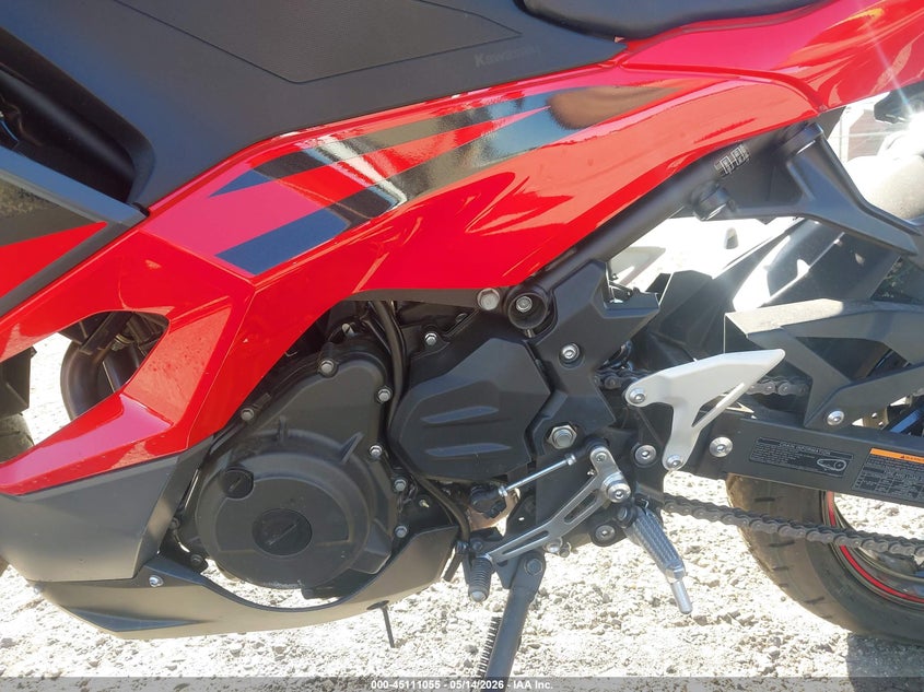 2025 Kawasaki Ninja VIN ML5EXGG12SDA68477 IAAI salvage auction — RIGHT FRONT, Salvage (California), sold $1,050 on 2026-07-28 (photo 9)