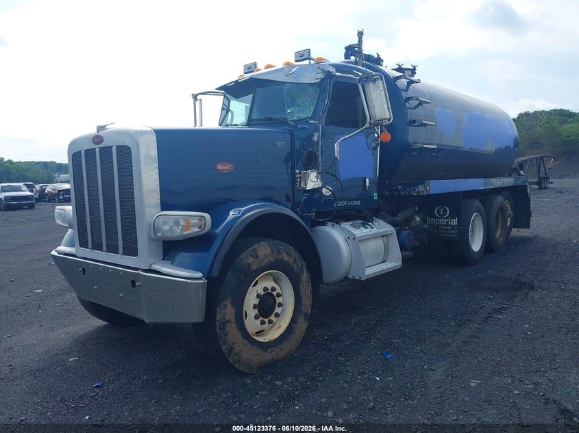2013 Peterbilt 388 VIN 1NPWX4TX0DD171439 IAAI salvage auction — Unknown, Wait Title, sold $12,650 on 2026-10-13 (photo 2)