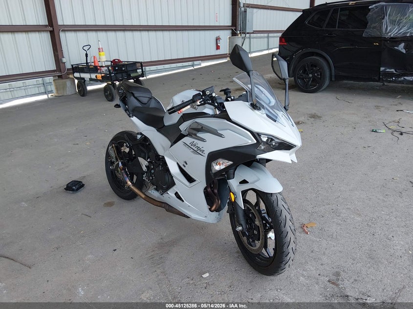 2025 Kawasaki Ninja VIN ML5EXGG15SDA63385 IAAI salvage auction — SIDE, Salvage Title, sold $1,100 on 2026-10-15 (photo 1)