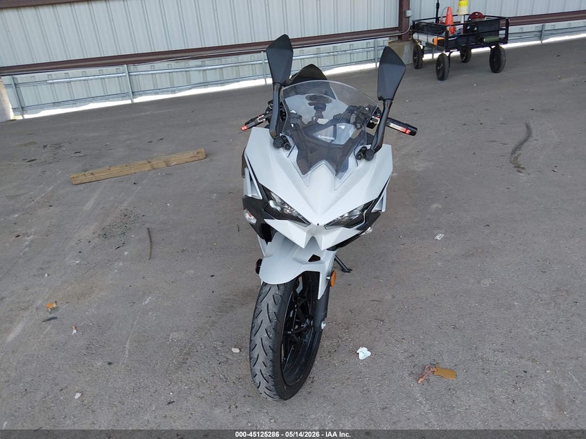 2025 Kawasaki Ninja VIN ML5EXGG15SDA63385 IAAI salvage auction — SIDE, Salvage Title, sold $1,100 on 2026-10-15 (photo 5)