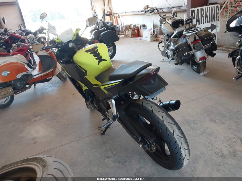 2016 Honda Cbr VIN MLHNC5108G5201552 IAAI salvage auction — LEFT & RIGHT, Salvage (North Carolina), sold $875 on 2026-07-14 (photo 3)