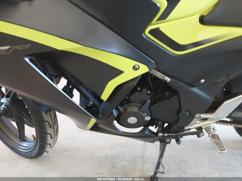 2016 Honda Cbr VIN MLHNC5108G5201552 IAAI salvage auction — LEFT & RIGHT, Salvage (North Carolina), sold $875 on 2026-07-14 (photo 9)