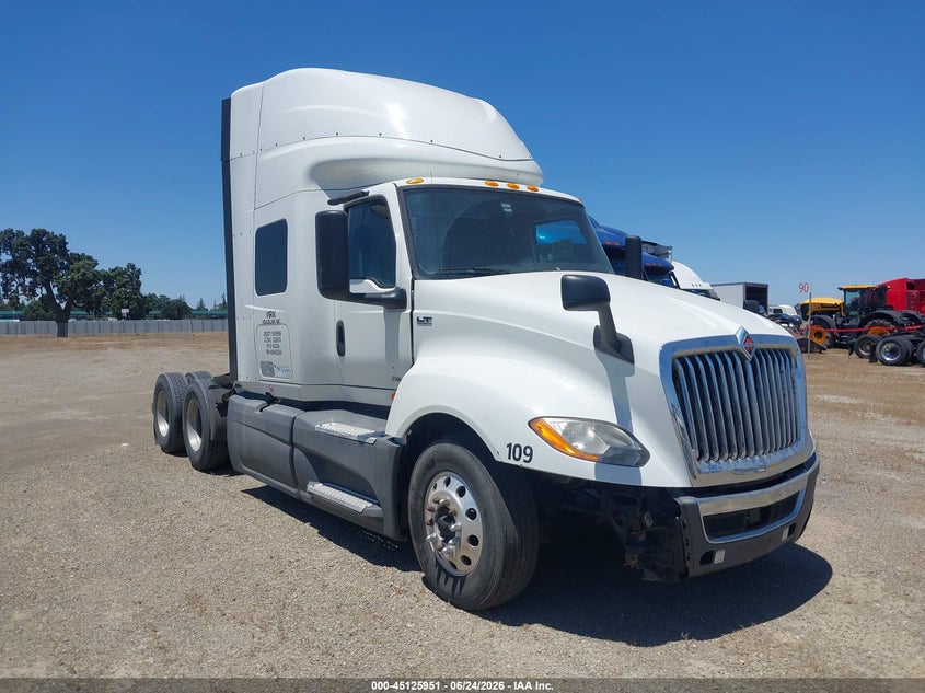 2019 International VIN 3HSDZTZR8KN492594 — IAAI salvage auction photo